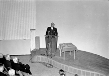 837416 Afbeelding van president-directeur dr. ir. F.Q. den Hollander tijdens zijn toespraak bij de officiële opening ...
